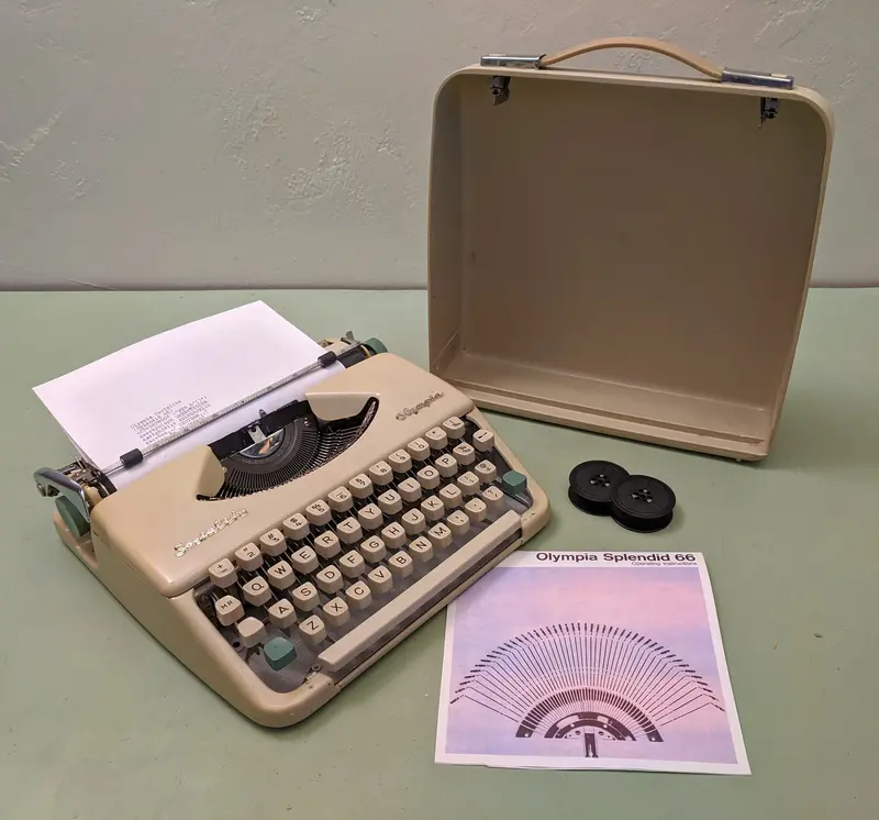Olympia Socialite Portable Manual Typewriter – Lightweight Mid-Century Writing Machine 1
