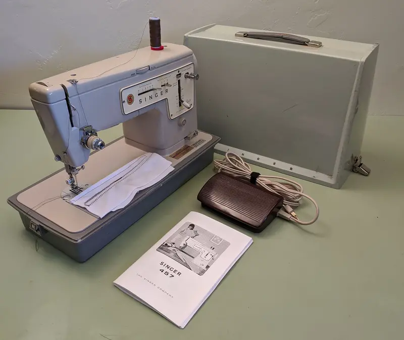 Singer Stylist Model 457 Mechanical Sewing Machine 1